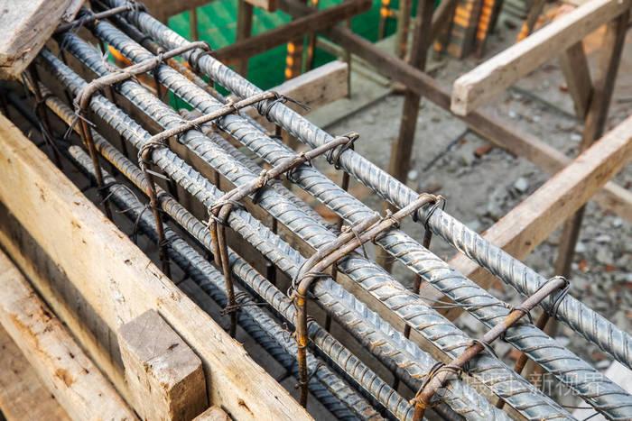 新建筑施工現場鋼筋混凝土梁施工.