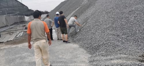 s356線小滧河水穩拌合場現場查看水泥穩定碎石材料