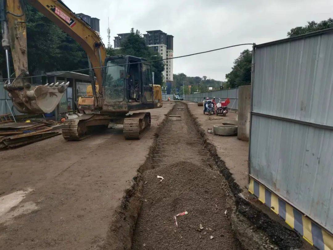 據悉,鶴鳴東路(高坪區委-鶴鳴路段)已完成水穩層鋪設,預.