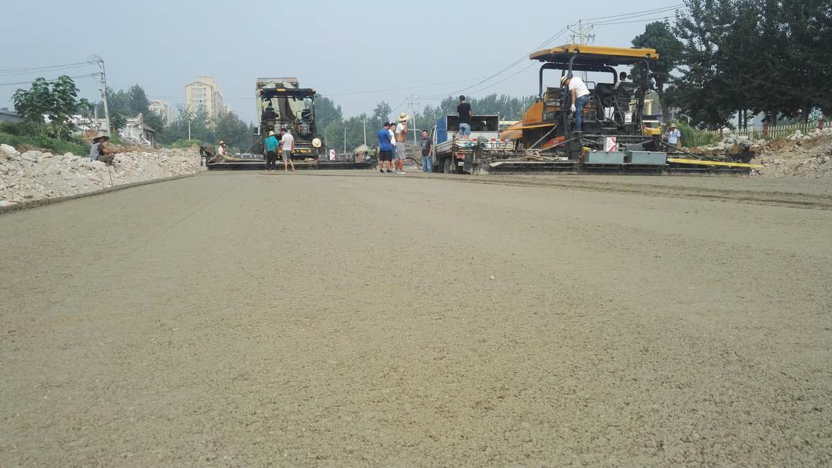 費縣文明路攤鋪水穩剪影——lyf勇攀遠峰 - 美篇