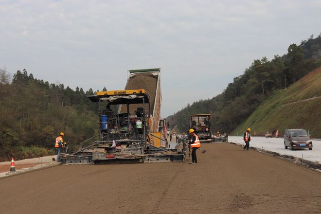 中鐵二十一局三公司池祁高速12A標路基水穩攤鋪獲突破性進展