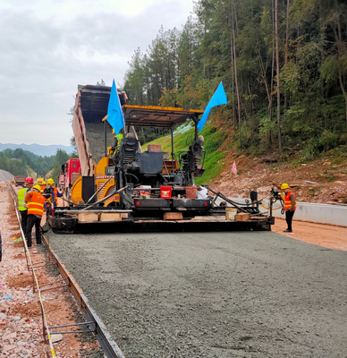黔江區過境高速公路正式鋪設水穩層,預計2022年建成通車