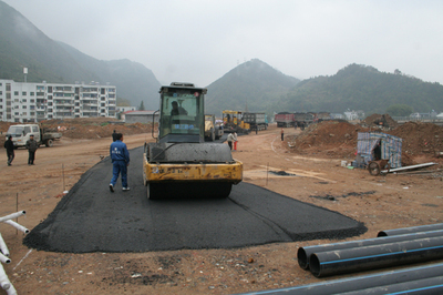 黃衢南高速開化出口開始鋪筑路面水穩基層