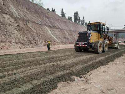 綦江北互通項目收費站進入水穩施工階段