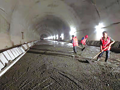 天馬山隧道攤鋪水穩層預計7月1日試通車