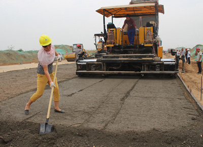 中鐵七局五公司鄭州航空港項目部開始道路水穩層攤鋪施工