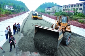 巴南高速儀隴連接線水穩層即將鋪設完成