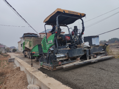 左大公路:加快水穩層攤鋪 預計元旦前實現通車