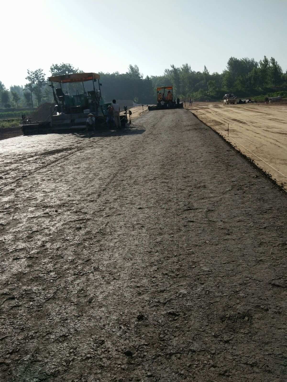 小康路k1 360 k2 330段:水穩(wěn)攤鋪,第一層水穩(wěn).