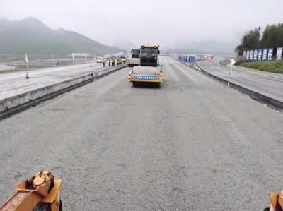 來都高速廣西路建集團1-4項目水穩基層側向供料雙層連鋪連壓創新性工藝成功開展