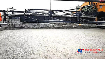 青蘭高速東聊段1標采用中大PowerDT2000 抗離析攤鋪機16.4m超寬度水穩層雙層連鋪連壓,真正實現“好、快、多、省”