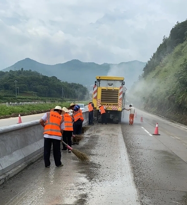 省道213線東田段 “白改黑” 工程開始攤鋪水穩層