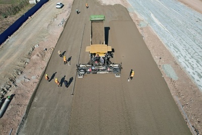 長春東南湖大路項目主線水穩(wěn)層鋪設(shè)順利完成