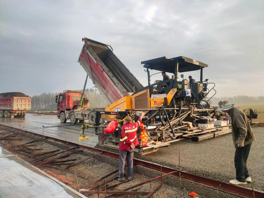 許信高速水穩攤鋪中,#不辜負每一份信任 #專業的事交給專業