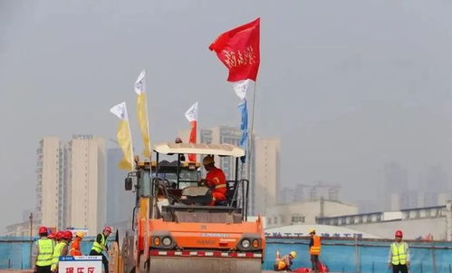 瀘州二環(huán)路高新區(qū)段水穩(wěn)試驗(yàn)段攤鋪完成