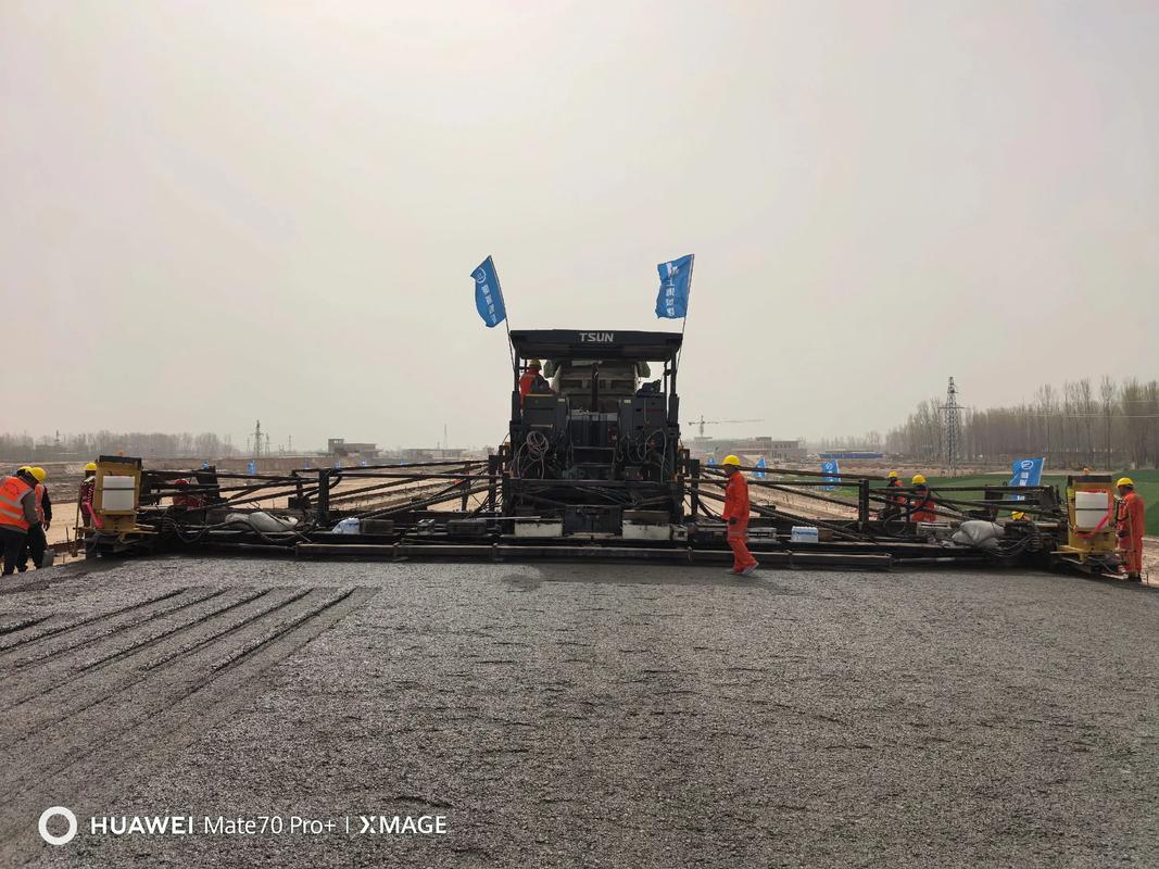 16米水穩(wěn)開始攤鋪 #大工程用長城 #天順長城sp1860