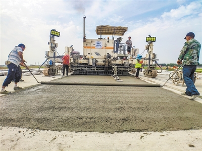 牡丹機(jī)場(chǎng)跑道混凝土施工全面展開(kāi)