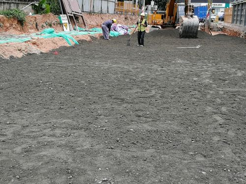 龍美路北側第一層水穩層攤鋪碾壓