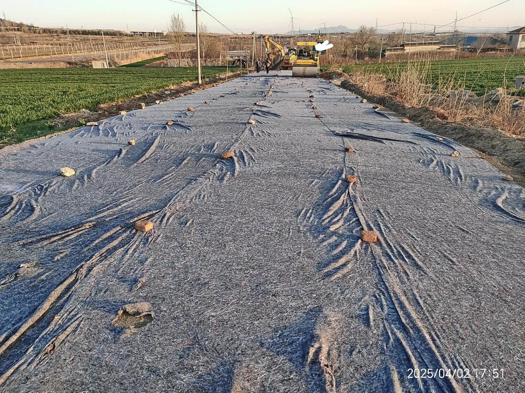 水穩攤鋪施工現場.水穩攤鋪施工 專業團隊承接市政瀝青攤鋪