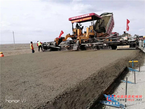 中大“四合一 鐵搭檔”柳敦高速水穩大厚度施工展示