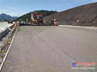 中大機械在浙江G25長深高速德清至富陽段擴容杭州段水穩上面層超寬攤鋪獲好評