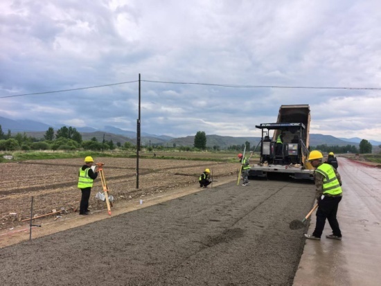 聚焦吉段331|06標段水穩試驗段攤鋪完成