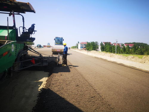 通皋大道建設(shè)工程水穩(wěn)底基層攤鋪圓滿(mǎn)完成