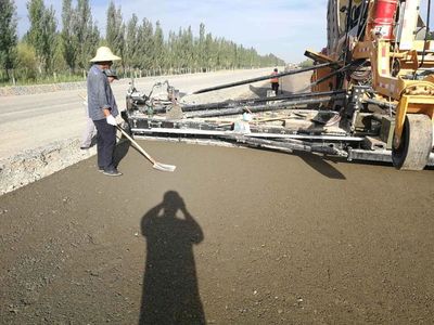 新疆第六師102團-五家渠-105團公路第四、第五合同段水穩基層整體成型攤鋪效果