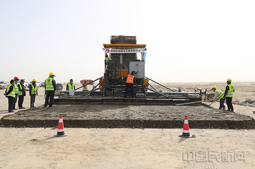 最新進(jìn)展 于田機(jī)場飛行區(qū)場道工程水穩(wěn)開始施工