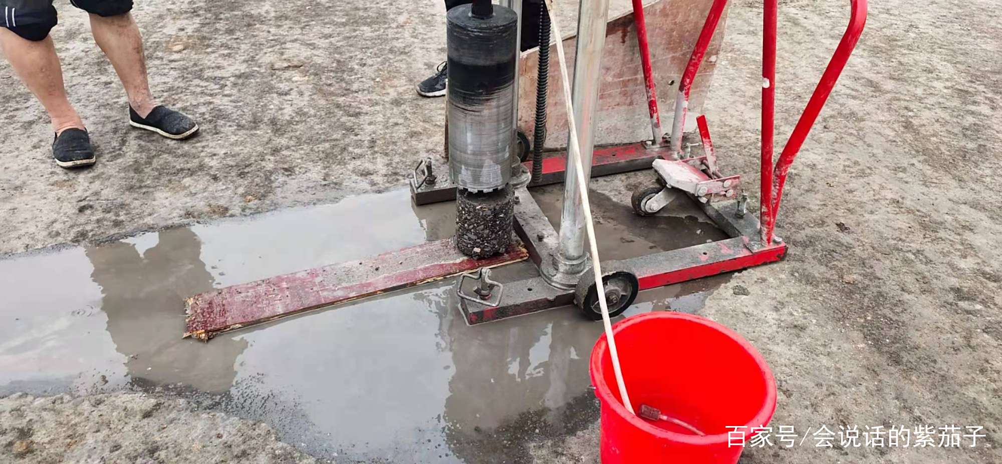 山陽縣質監站對小袁公路改建工程水穩基層及安全情況進行監督.