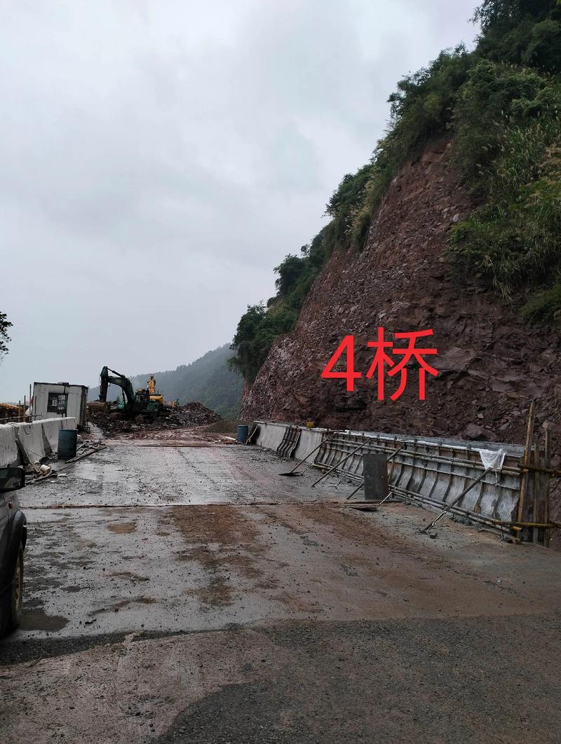 二酉至白田道路改造最新進(jìn)展,5座橋梁已基本完工,水穩(wěn)層正在加