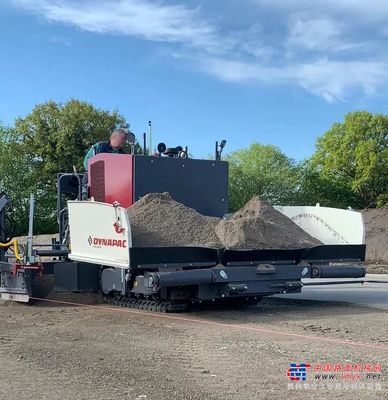 高科技遠程控制與“數智”結合：戴納派克全新智能化緊湊型攤鋪機F1250CS在中國工廠實現瀝青混凝土加工新突破