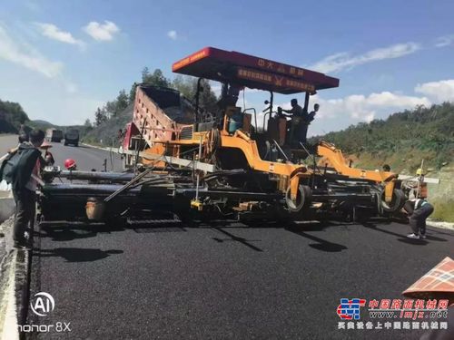 中大機械助力湖北建恩高速路面施工 抗離析攤鋪機應用中面層瀝青混凝土加工